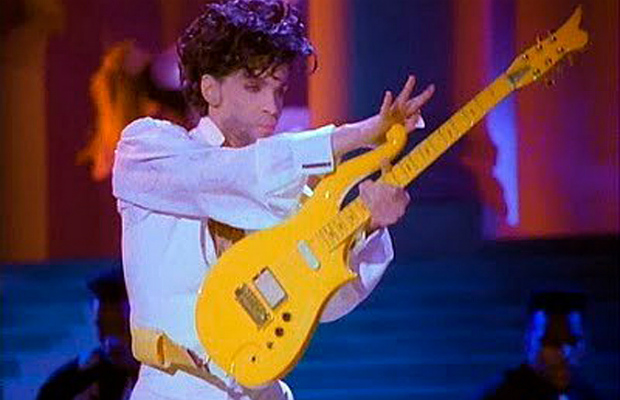 Prince com a guitarra batizada de Yellow Cloud