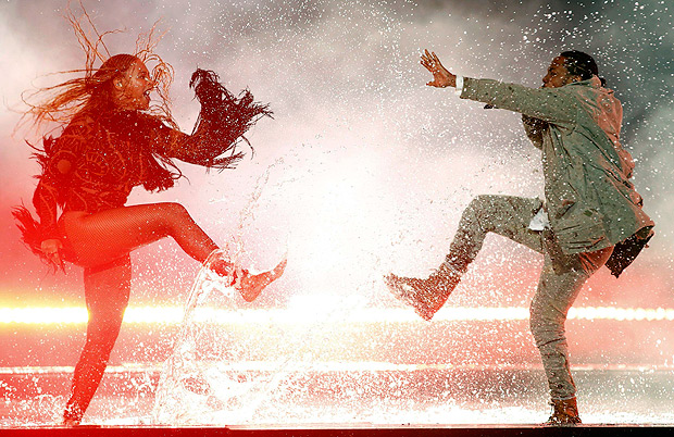 Beyonc e o rapper Kendrick Lamar cantam juntos "Freedom" no BET Awards, em Los Angeles