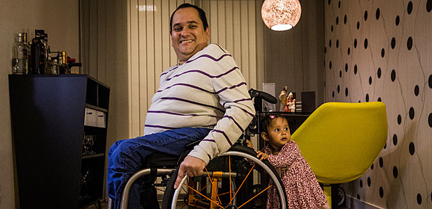 SAO PAULO, SP, BRASIL, 23-06-2016, 19h30: Retrato do jornalista Jairo Marques, com sua filha Elis, em seu apartamento em Sao Paulo. Jairo lanca o livro "Malacabado - A trajetoria de um jornalista sobre rodas". (Foto: Eduardo Anizelli/Folhapress, ILUSTRADA) ***EXCLUSIVO***