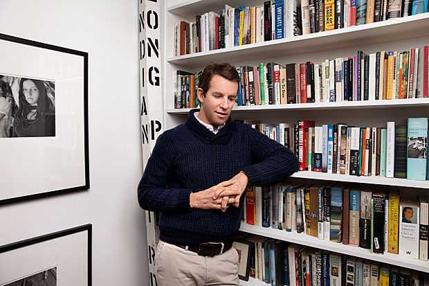 Bill Clegg, a literary agent who has written his first novel, úDid You Ever Have a Family,ù at his apartment in New York, Jan. 22, 2015. The novel is about a middle-aged woman struggling to recover from an accidental explosion that destroyed her home and killed her family. (Jesse Dittmar/The New York Times.) ORG XMIT: XNYT64 ***DIREITOS RESERVADOS. NO PUBLICAR SEM AUTORIZAO DO DETENTOR DOS DIREITOS AUTORAIS E DE IMAGEM***