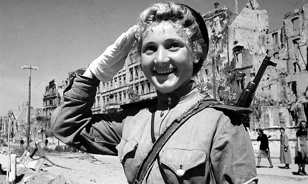 ORG XMIT: 200401_0.tif WITH AFP STORIES ON 60TH ANNIVERSARY OF WORLD WAR II IN EUROPE (FILE) This file picture taken 01 May 1945 shows a Soviet woman soldier saluting on a street of Berlin. AFP PHOTO / RIA NOVOSTI 