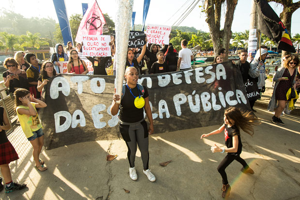 Paraty, RJ, 02.07.2016 - FLIP 2016 ILUSTRADA - Estudantes fazem protesto em Paraty. FOTO: Keiny Andrade/Folhapress