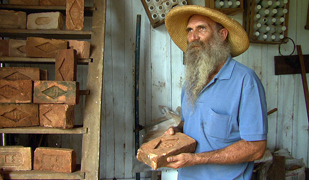 O agricultor José Ricardo Rosa, que descobriu tijolos marcados com suásticas em fazenda de SP