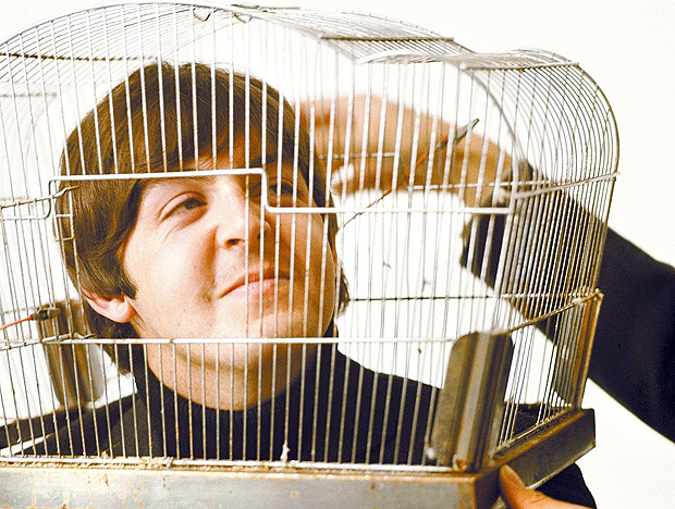 ORG XMIT: 374801_0.tif 1966Msica: o cantor Paul McCartney, do The Beatles,  "aprisionado" em gaiola em foto de 1966. (Foto de Robert Whitaker/73665075/Getty Images/Divulgao) 