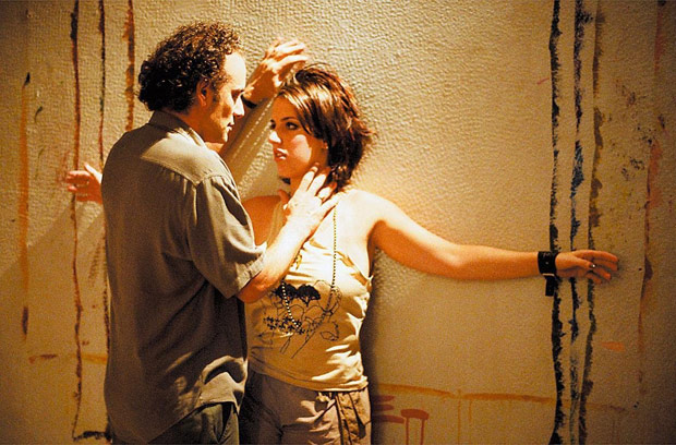 Os atores Marco Ricca e Lilian Taublib em cena do filme "Crime Delicado", de Beto Brant