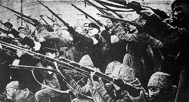 Tropas se preparam para o combate em So Petersburgo (Rssia) nos primeiros dias da Revoluo Russa, em 1917