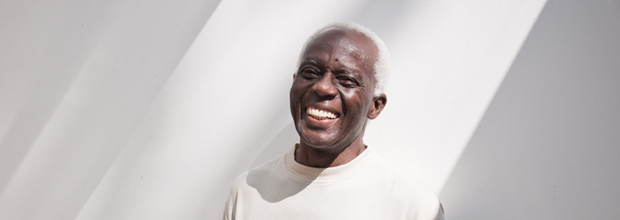 Sao Paulo, SP, 23-05-2011. Carlos Moore posa para retrata na Casa das Africas. Ele lancara uma biorafia sobre o musico nigeriano Fela Kuti..(Foto: Isadora Brant/Folhapress, ILUSTRADA)***EXCLUSIVO FOLHA***