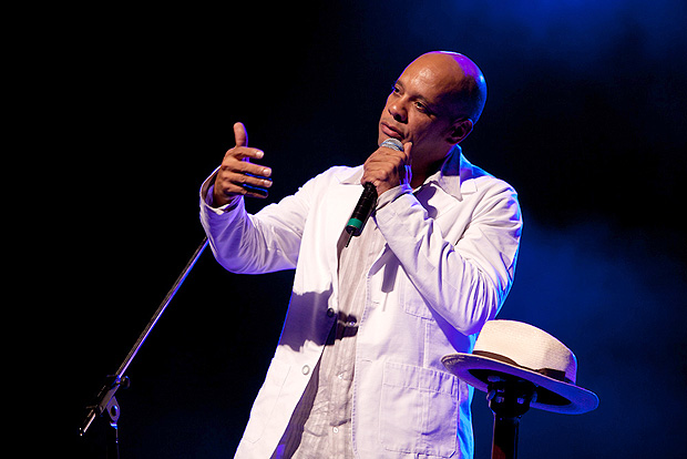 O cantor Vander Lee durante show no Grande Teatro do Palacio das Artes - Belo Horizonte, 2011. Credito:Dila Puccini/Rede Conexao/Divulgao