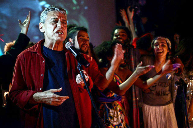 Chico Buarque canta 'Apesar de Voc' no antigo Caneco, durante o Ocupa MinC, no Rio