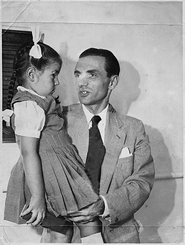 foto de Inez Cabral com o pai, Joo Cabral de Melo Neto, nos anos 1950, a bordo do Argentina Star, com as marcas de corte feitas para publicao em um peridico da poca (Acervo da famlia)