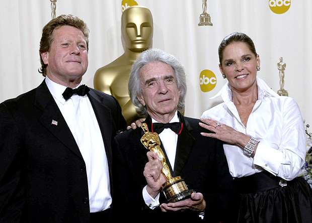 Arthur Hiller segura seu prmio humanitrio Jean Hersholt ao lado de Ryan O'Neal e Ali McGraw durante a premiao do 74  Oscar, em Hollywood, na Califrnia 24/03/2002REUTERS/Mike Blake/File Photo