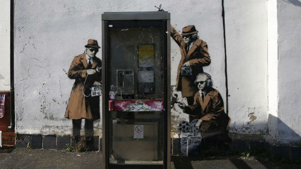 Mural 'The Spy Booth', de Banksy, removido de seu local