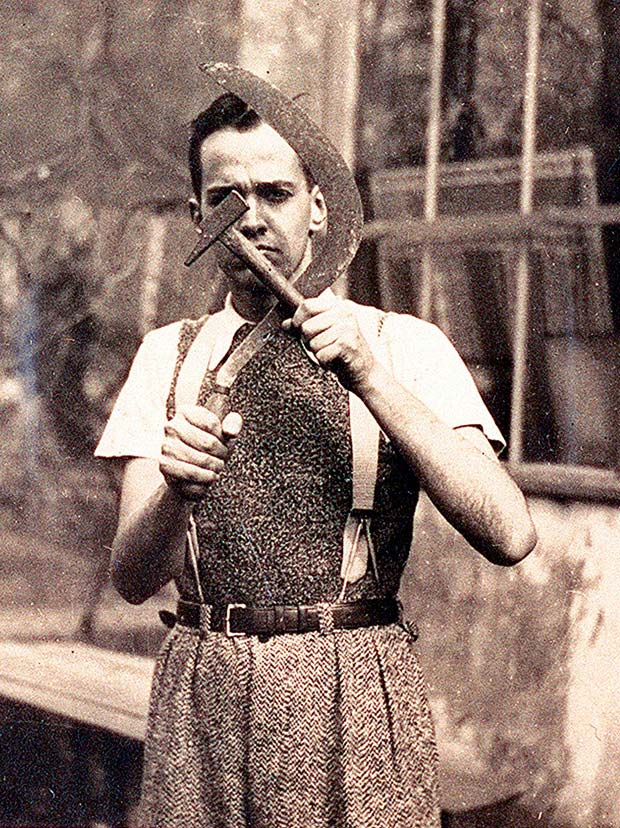 O crtico de cinema e escritor, Paulo Emilio Salles Gomes [1916-1977], posa com foice e martelo, smbolos do comunismo, em foto feita possivelmente em 1937. [FSP-Mais!-15.12.96]