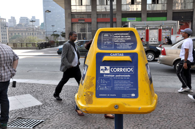 SO PAULO, SP, 27.08.2011: CORREIOS-SP - Caixa de correio em frente  Prefeitura de So Paulo, prximo ao viaduto do Ch, no centro da cidade. (Foto: Lo Burgos/Folhapress)