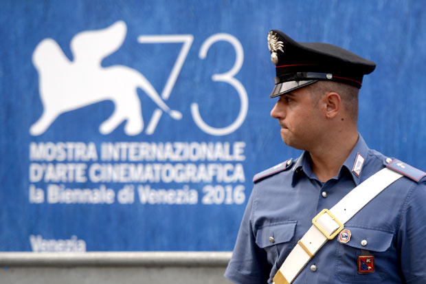 An Italian carabinieri walks near the on August 30, 2016 in Venice, on the eve of the opening of the 73rd Venice Film Festival at Venice Lido. Bergamasco will host the opening and the closing ceremonies of the festival. ORG XMIT: ROM2362