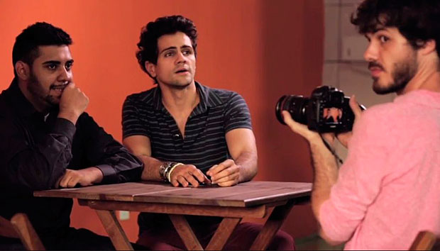 Ricardo ( dir.) e Ciro (no centro) entrevistam personagem do reality 