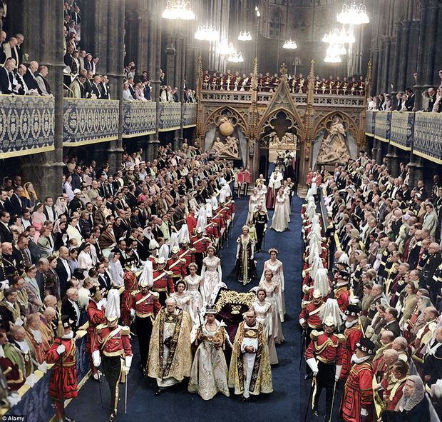 Coronation Of Queen Elizabeth II. 2 June, 1953 in Westminster Abbey. Foto colorizada pela brasileira Marina Amaral. 