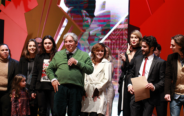Domingos Oliveira (de verde) recebe prmio de melhor filme no Festival de Gramado