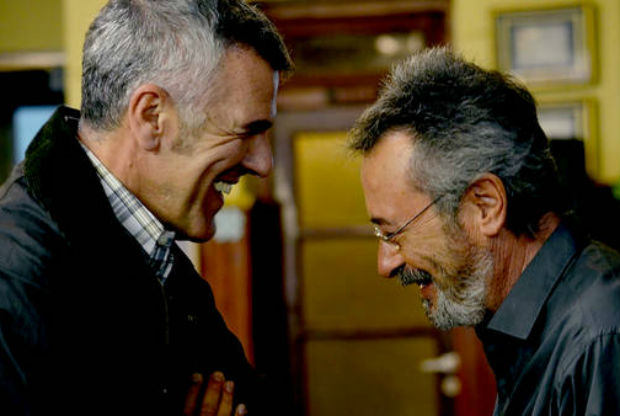 Os atores Dady Brieva e Oscar Martnez em cena do longa de Gastn Duprat e Mariano Cohn