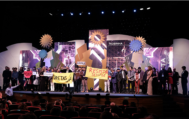 44 Festival de Cinema de Gramado - 03/09/2016 - Cerimnia de Premiao - Melhor Filme: "Rosinha", de Gui Campos - Foto: Edison Vara/Pressphoto 