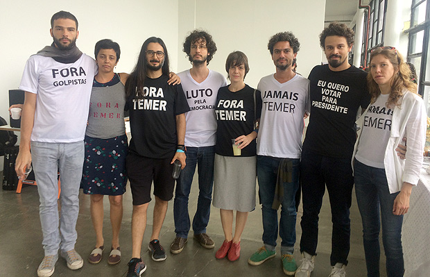 Artistas da Bienal de São Paulo em protesto contra o presidente Michel Temer.