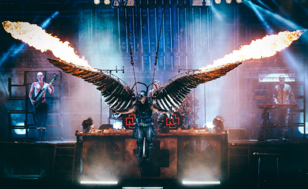 Till Lindemann veste asas em flamas durante cano "Feuer Frei" em show do Rammstein