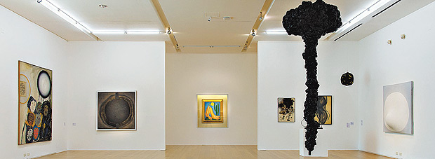 Na sala de entrada da nova exposio, destaca-se a escultura 'Hongo Nuclear' (2006), do argentino Len Ferrari; mais adiante e no centro, 'Abaporu' (1928), de Tarsila do Amaral