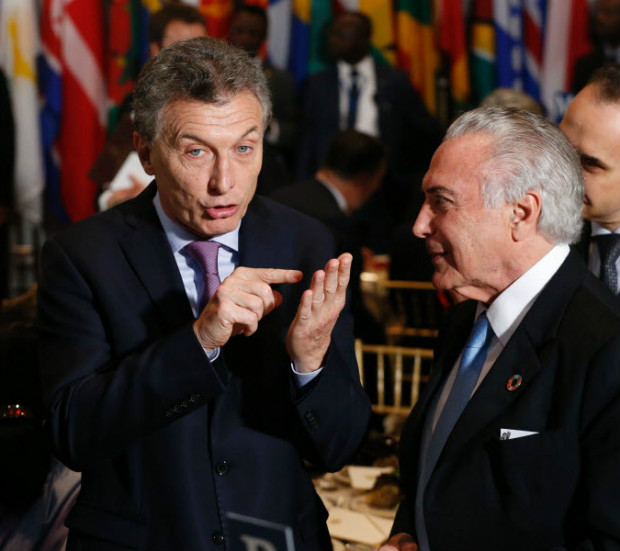 Argentina's President Mauricio Macri (C) speaks with President Michel Temer of Brazil (R) as they arrive for a luncheon on the sidelines of the 71st session of the United Nations General Assembly in New York on September 20, 2016. / AFP PHOTO / POOL / LUCAS JACKSON ORG XMIT: LJJ018