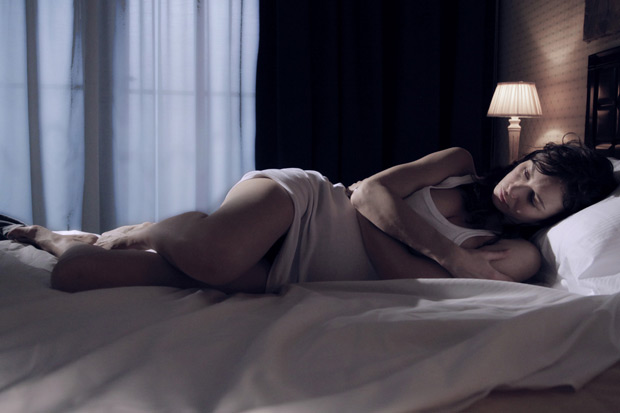 A atriz Olga Kurylenko em cena de 'Lembranas de um Amor Eterno'; ela  Amy Ryan no filme de Giuseppe Tornatore