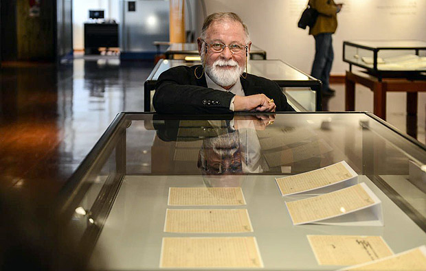 O escritor Alberto Manguel, diretor da Biblioteca Nacional argentina, junto a manuscritos do conto 