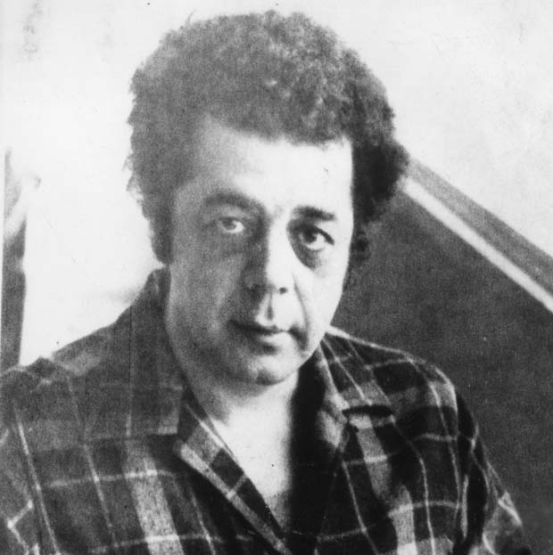 RIO DE JANEIRO, RJ, BRASIL, 05-12-1974: O jornalista e escritor Srgio Cabral posa para foto em mquina de escrever. (Foto: Folhapress, 0099)