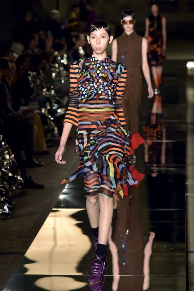 Modelo vestida com criao de Givenchy durante desfile de primavera-vero na Semana de Moda em Paris