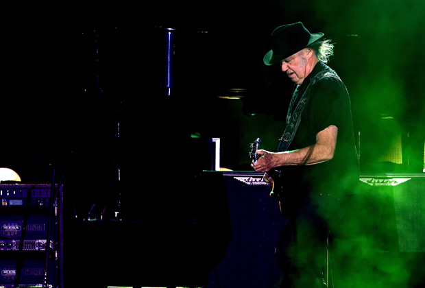 Neil Young durante apresentao deste sbado (8)