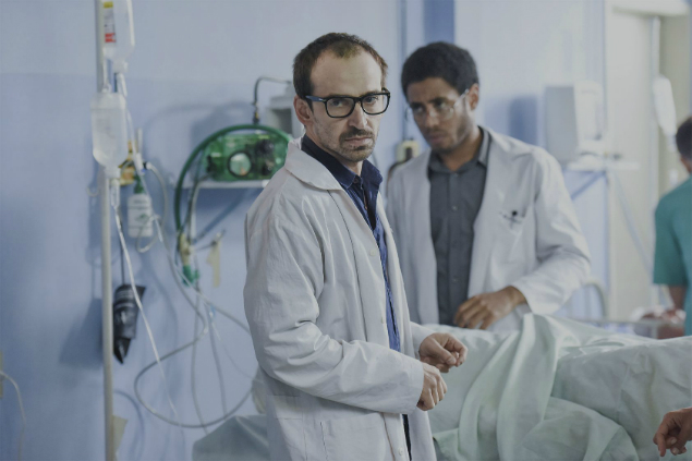 Ator Jlio Andrade (centro) em cena do filme 'Sob Presso' que mostra rotina de hospitais pblicos brasileiros