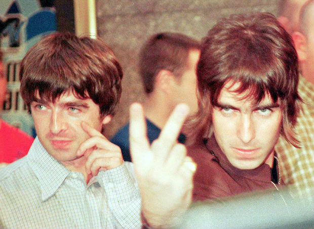 Noel (à esq.) e Liam Gallagher em setembro de 1996