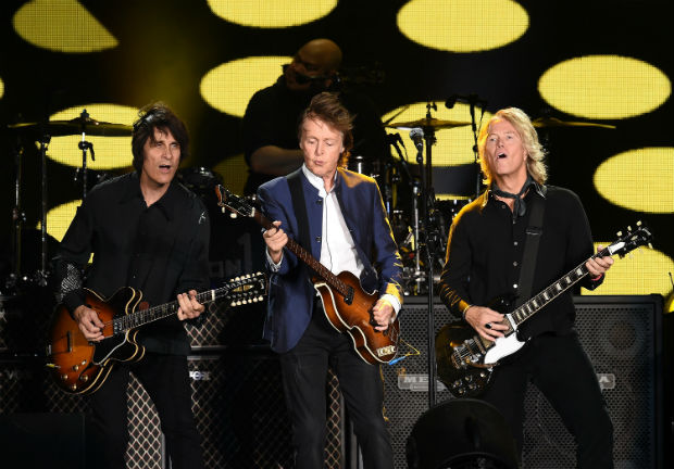 Rusty Anderson, Paul McCartney e Brian Ray em show do festival Desert Trip