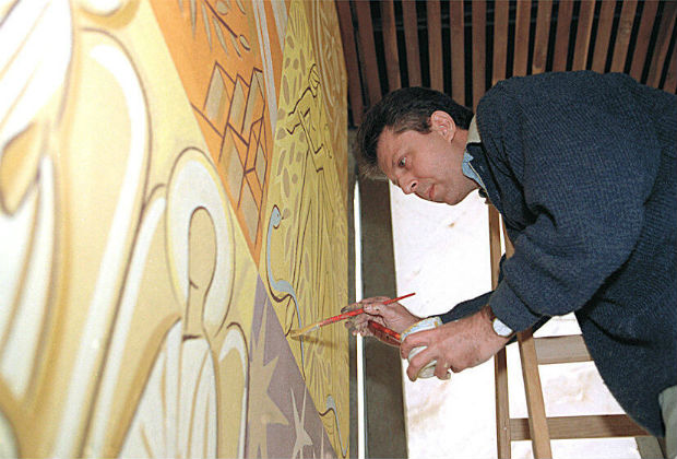 O artista Cludio Pastro pinta o painel Sagrada Famlia no interior da catedral de Campo Limpo. [FSP-Imveis-29.03.98]*** NO UTILIZAR SEM ANTES CHECAR CRDITO E LEGENDA***