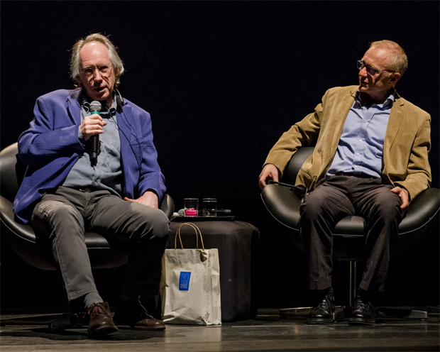 Ian McEwan (esq.) e David Grossman durante evento que celebrou seus 30 anos da Companhia das Letras 