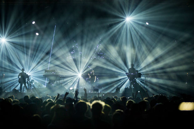 A banda escocesa Chvrches em apresentao durante o Pitchfork Music Festival Paris 2014
