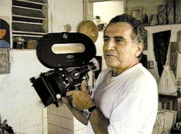 O fotgrafo Dib Lutfi em cena do documentrio "Dib" (1997), de Mrcia Derraik