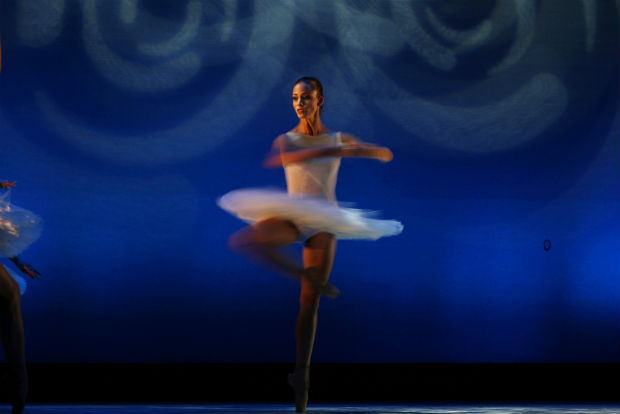 Bailarina durante performance no festival de bal de Havana, em Cuba