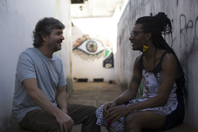 O diretor Joo Jardim conversa com o msico paulista Liniker na srie documental 