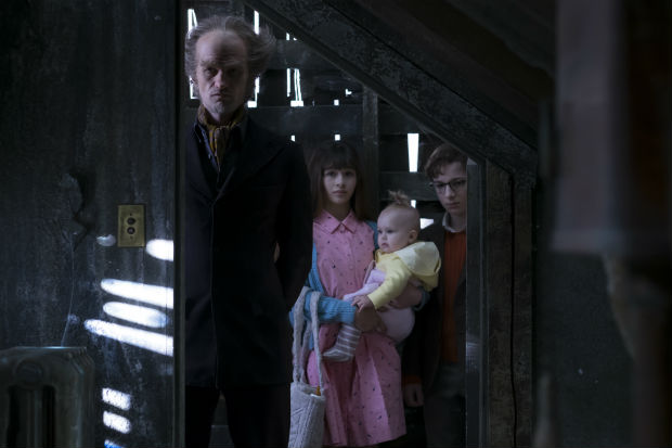 Neil Patrick Harris, Malina Weissman e Klaus Baudelaire em cena de 'Desventuras em Srie'