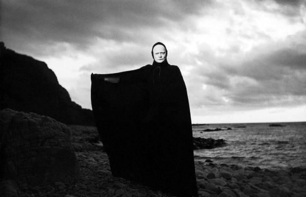 O ator sueco Bengt Ekerot como a Morte em cena do filme "O Stimo Selo", de Ingmar Bergman