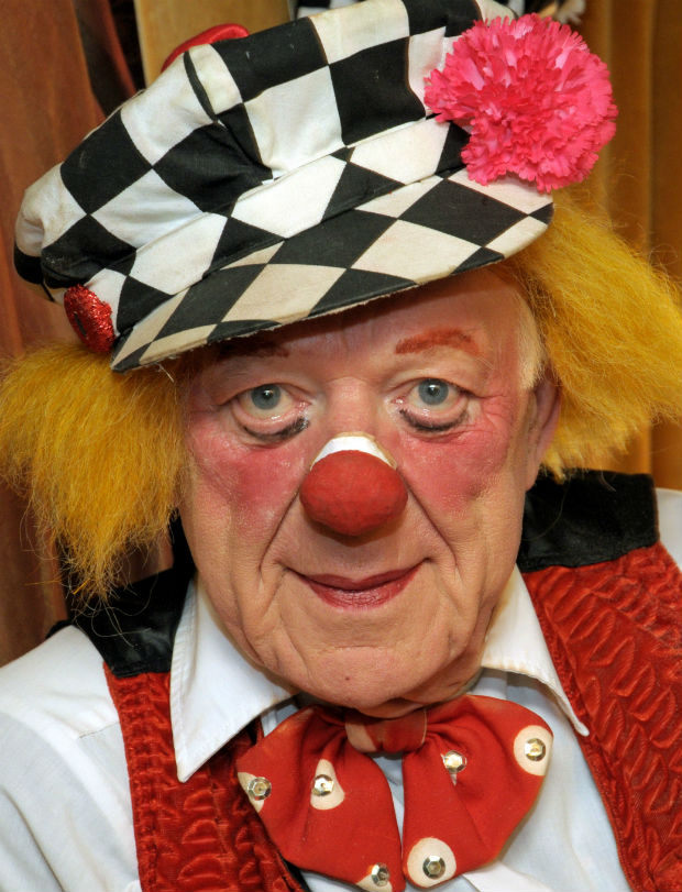 Picture taken on April 18, 2009 shows clown Oleg Popov at the Russian State Circus in Duesseldorf, western Germany. The legendary Soviet-era clown died at the age of 86, it was announced on November 3, 2016. / AFP PHOTO / dpa / Horst Ossinger / Germany OUT ORG XMIT: 99-38597