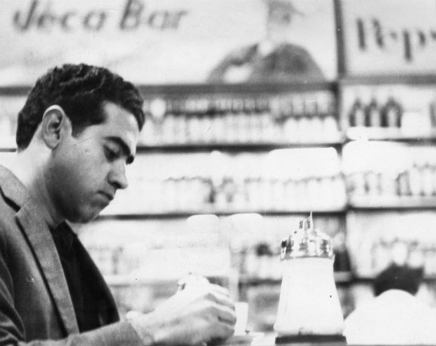 O escritor Joo Antnio trabalha no Jeca Bar, nos anos 1960