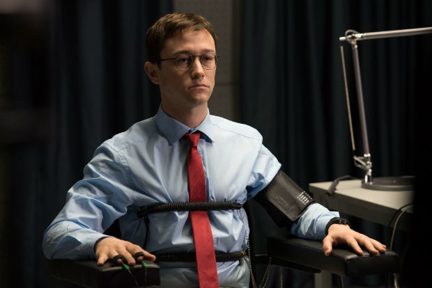 Joseph Gordon-Levitt como Edward Snowden em cena de 'Snowden