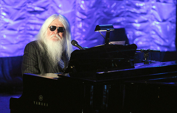 Inductee Leon Russell performs during the Songwriters Hall of Fame awards in New York June 16, 2011. REUTERS/Lucas Jackson/File Photo ORG XMIT: TOR101