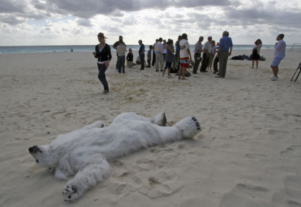 Ativista vestido de urso polar protesta por aes mais rpidas contra a mudana climtica, em Cancn (Mxico), em 2010