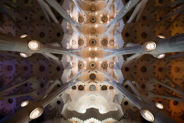 Teto da catedral Sagrada Famlia, desenhada por Antoni Gaud em Barcelona
